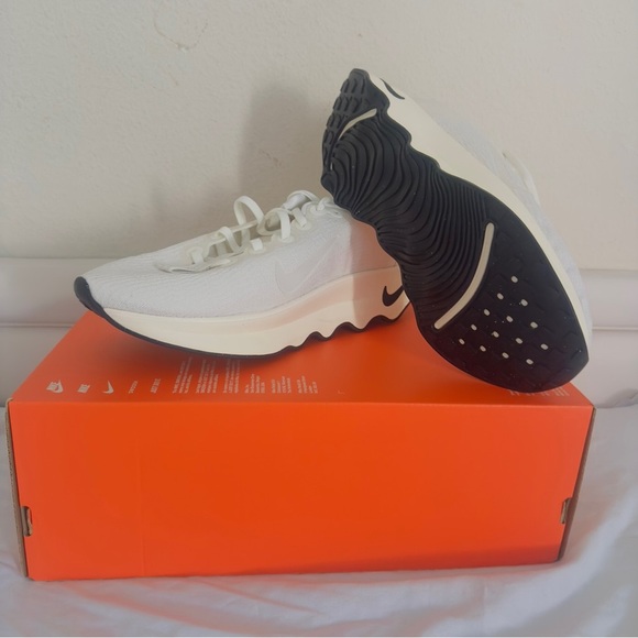Nike White Athletic Sneakers with Breathable Mesh and Sleek great conditions - Picture 9 of 11